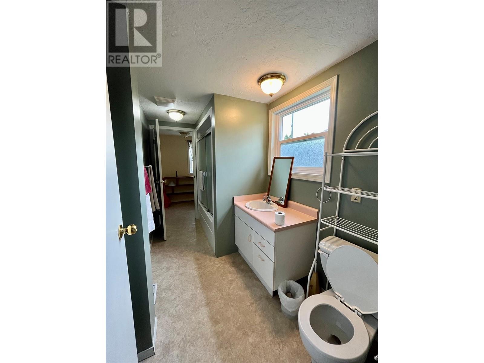 310 4th Avenue NW, Nakusp, BC V0G1R0
