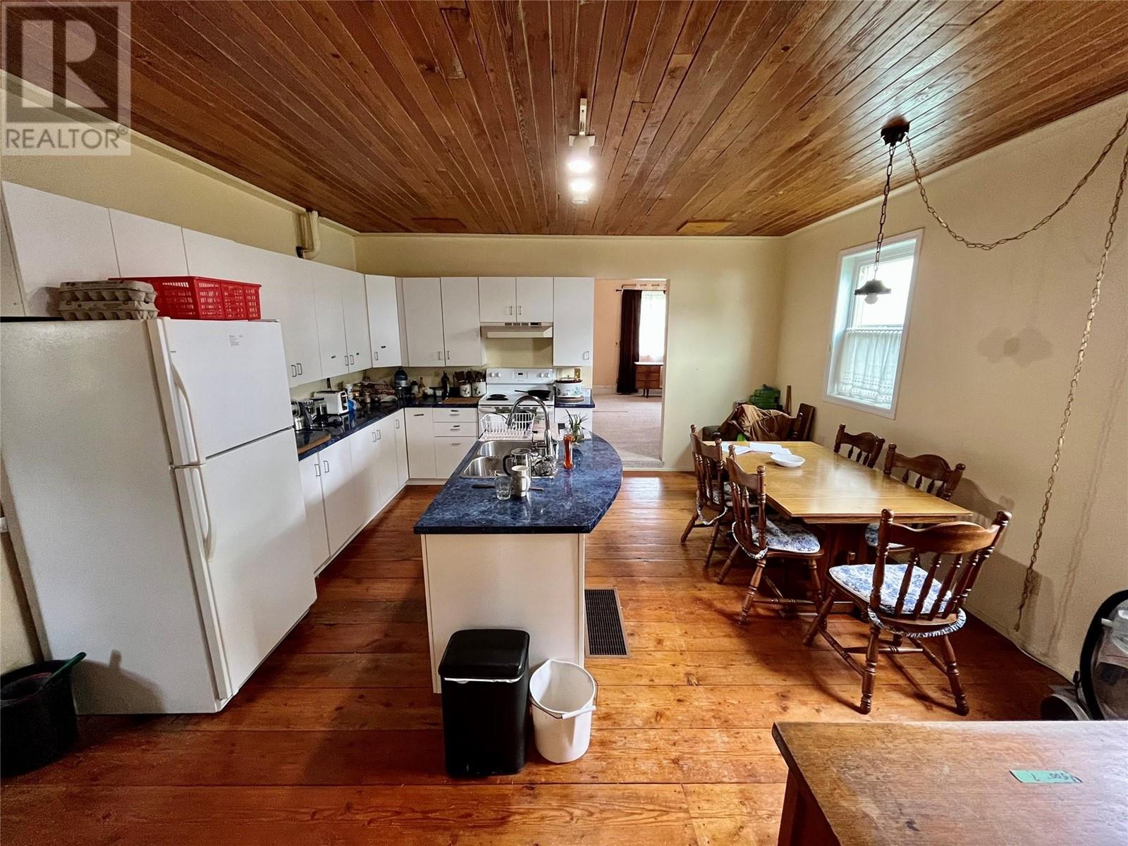 310 4th Avenue NW, Nakusp, BC V0G1R0