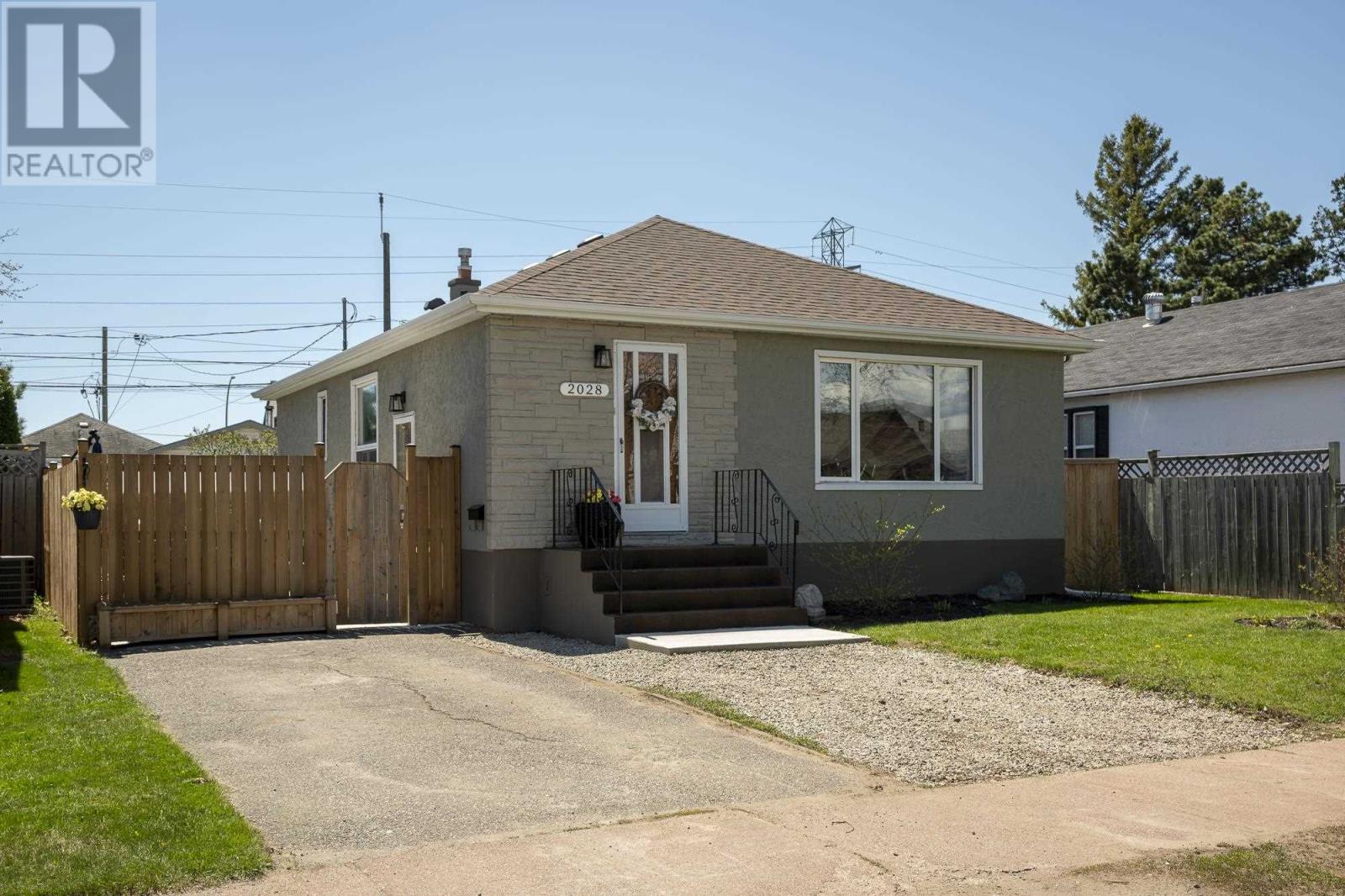 2028 Hamilton Ave, Thunder Bay, Ontario  P7E 4Y2 - Photo 2 - TB251401