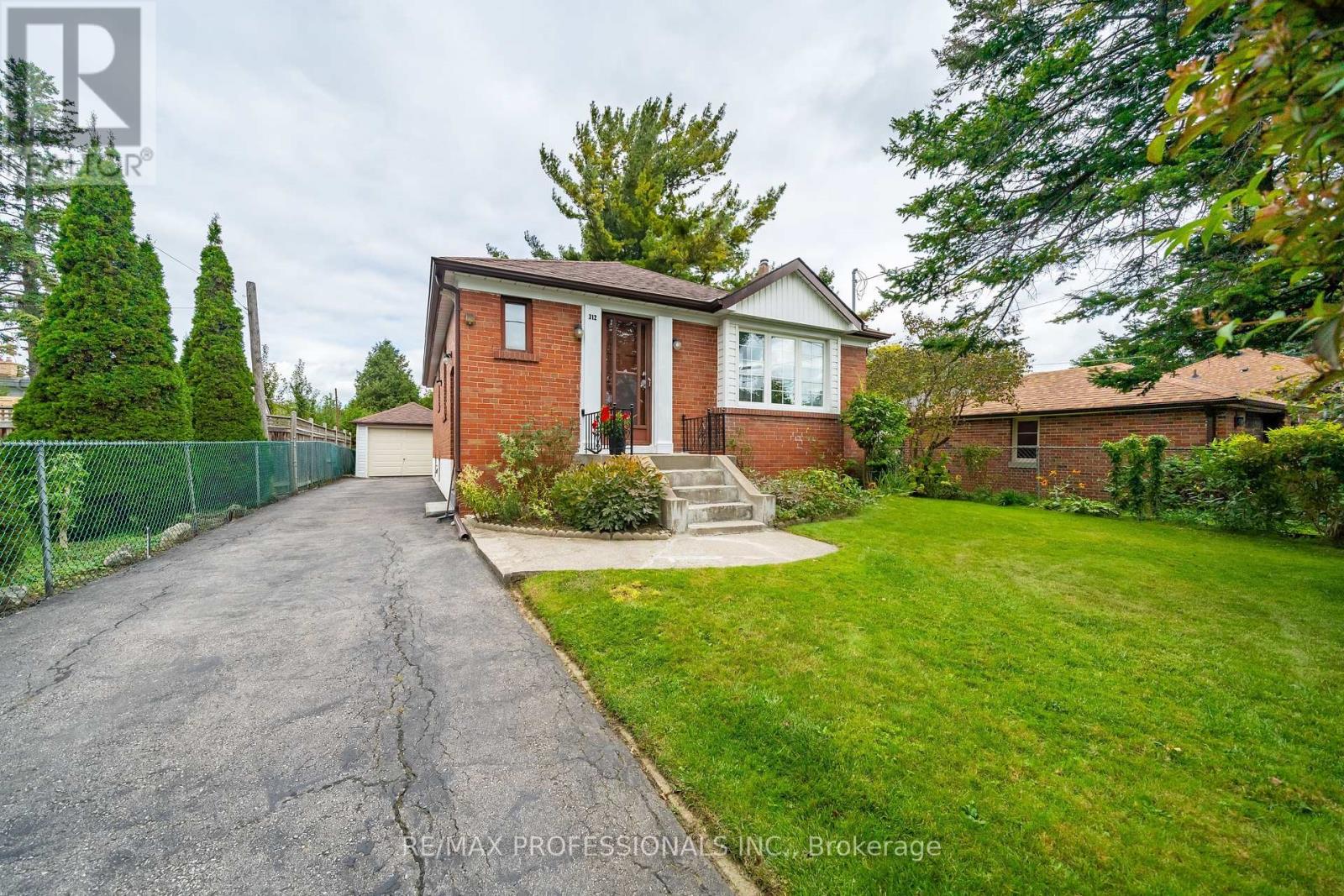 312 Dalesford Road, Toronto, Ontario  M8Y 1G7 - Photo 2 - W12178919