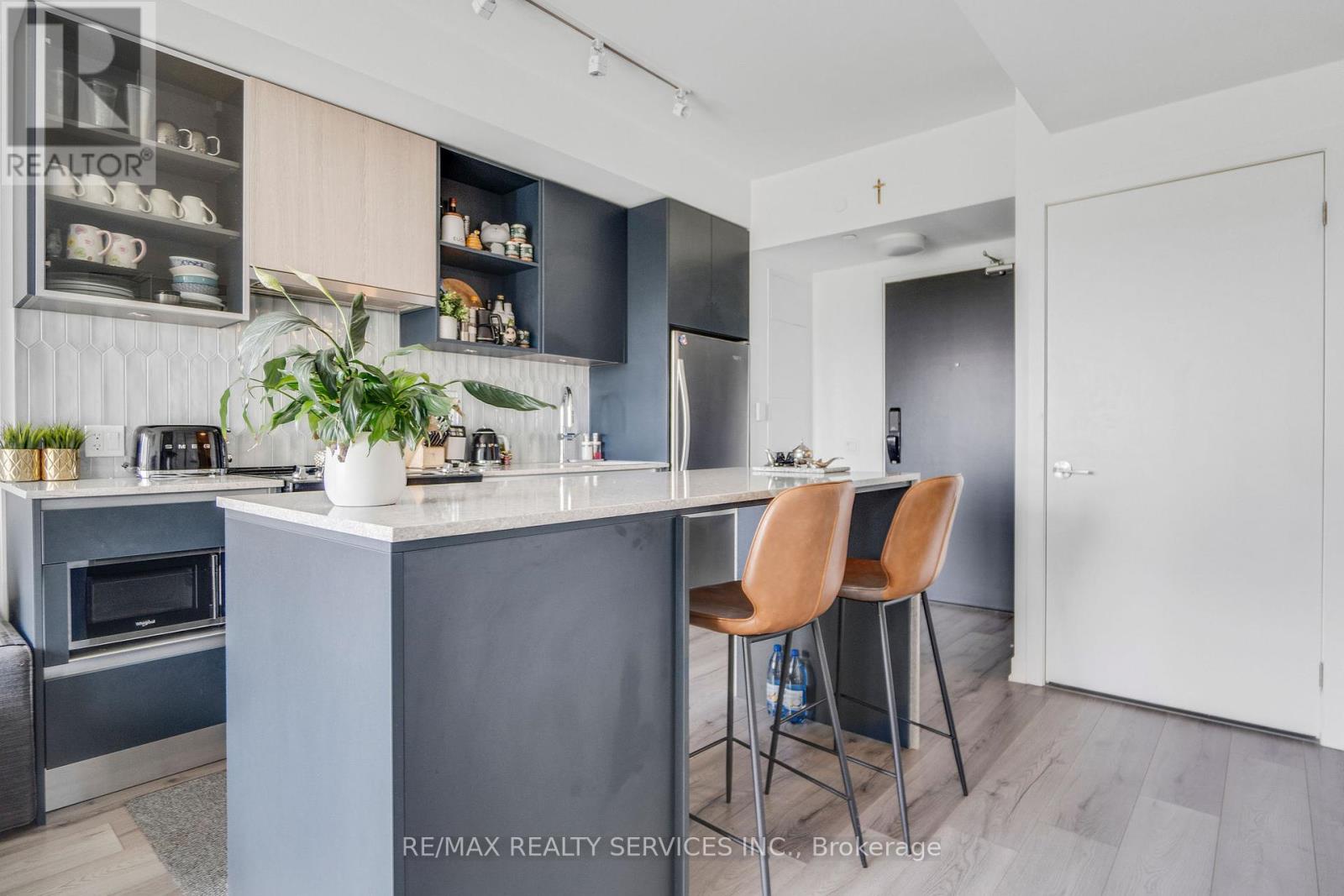 606 - 405 Dundas Street W, Oakville, Ontario  L6M 4P9 - Photo 4 - W12178955
