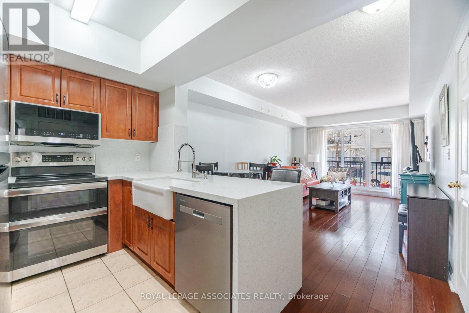 2042 - 3043 Finch Avenue W, Toronto, Ontario  M9M 0A4 - Photo 10 - W12178983