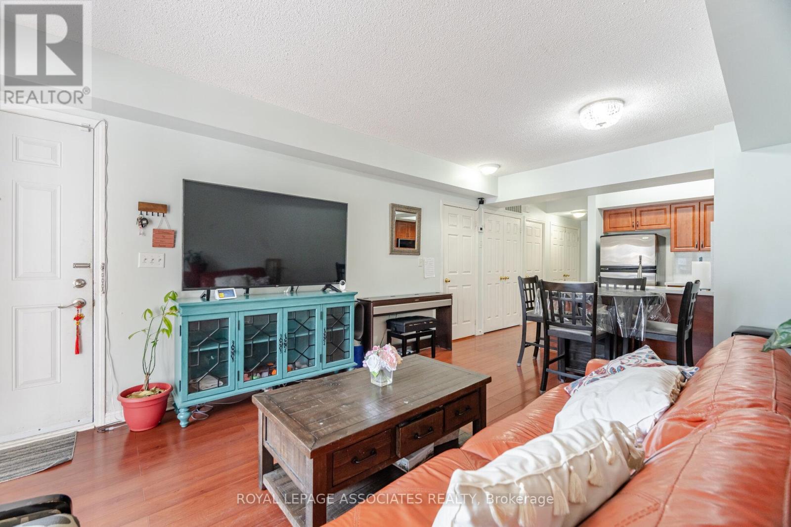 2042 - 3043 Finch Avenue W, Toronto, Ontario  M9M 0A4 - Photo 5 - W12178983