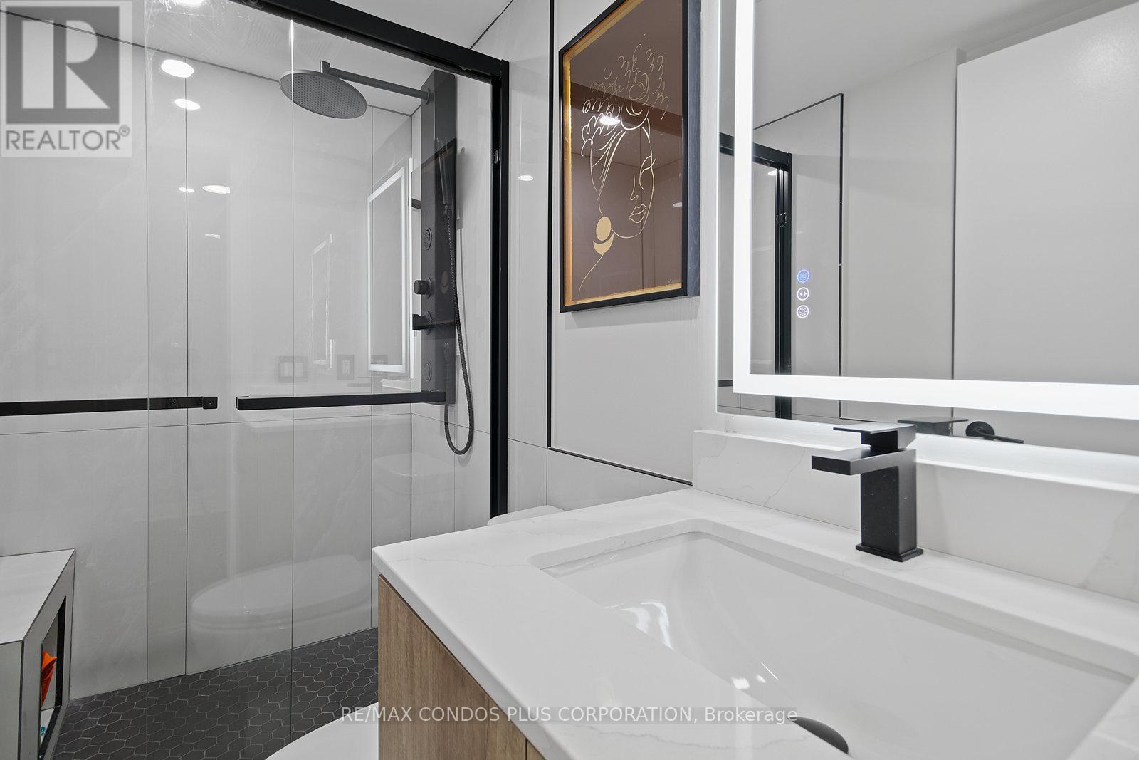 912 - 155 Legion Road N, Toronto, Ontario  M8Y 0A7 - Photo 3 - W12179007