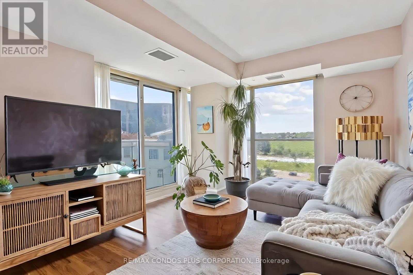 912 - 155 Legion Road N, Toronto, Ontario  M8Y 0A7 - Photo 4 - W12179007