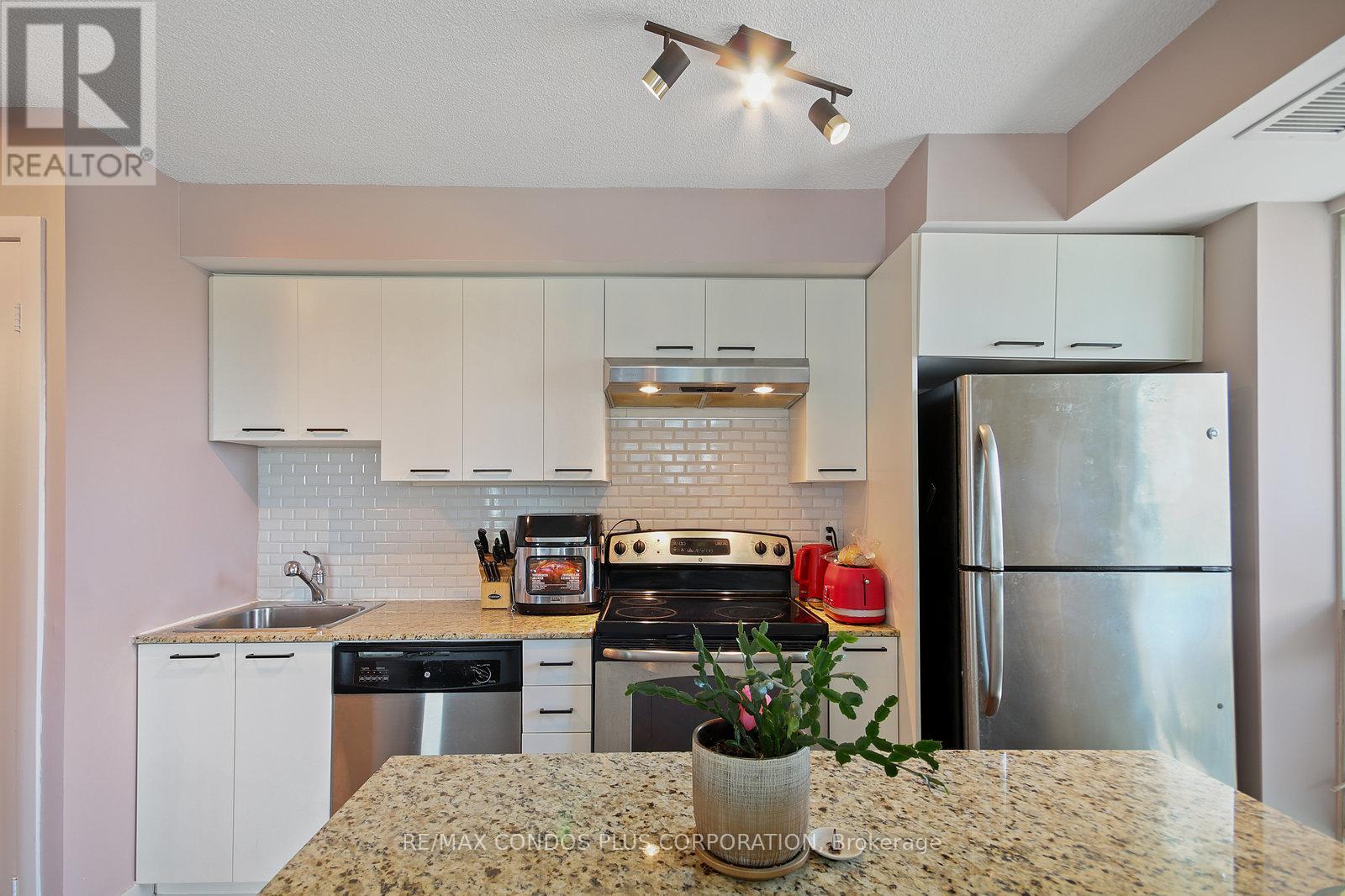 912 - 155 Legion Road N, Toronto, Ontario  M8Y 0A7 - Photo 6 - W12179007