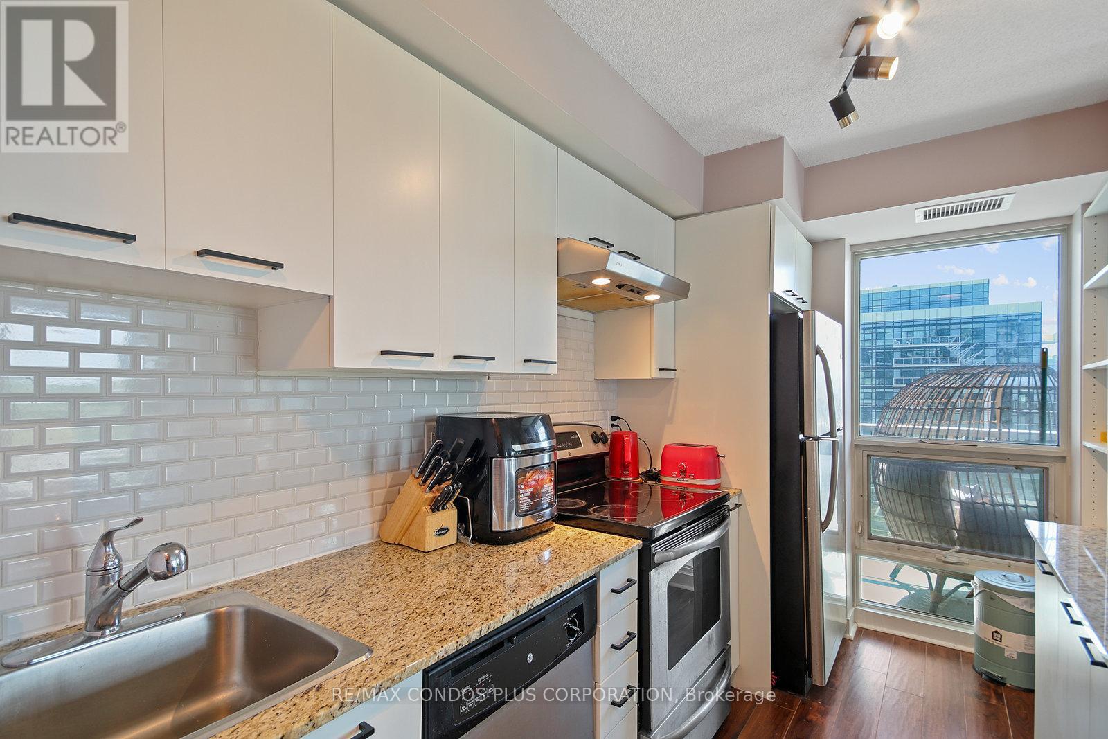 912 - 155 Legion Road N, Toronto, Ontario  M8Y 0A7 - Photo 7 - W12179007
