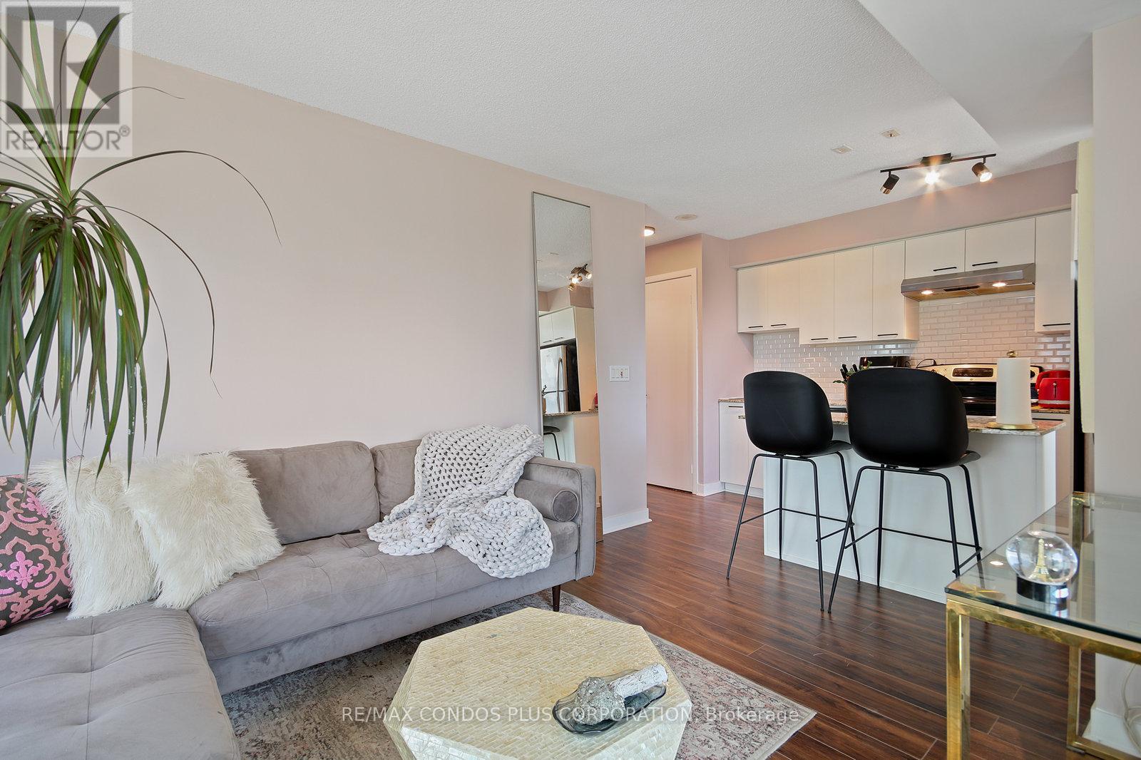 912 - 155 Legion Road N, Toronto, Ontario  M8Y 0A7 - Photo 9 - W12179007