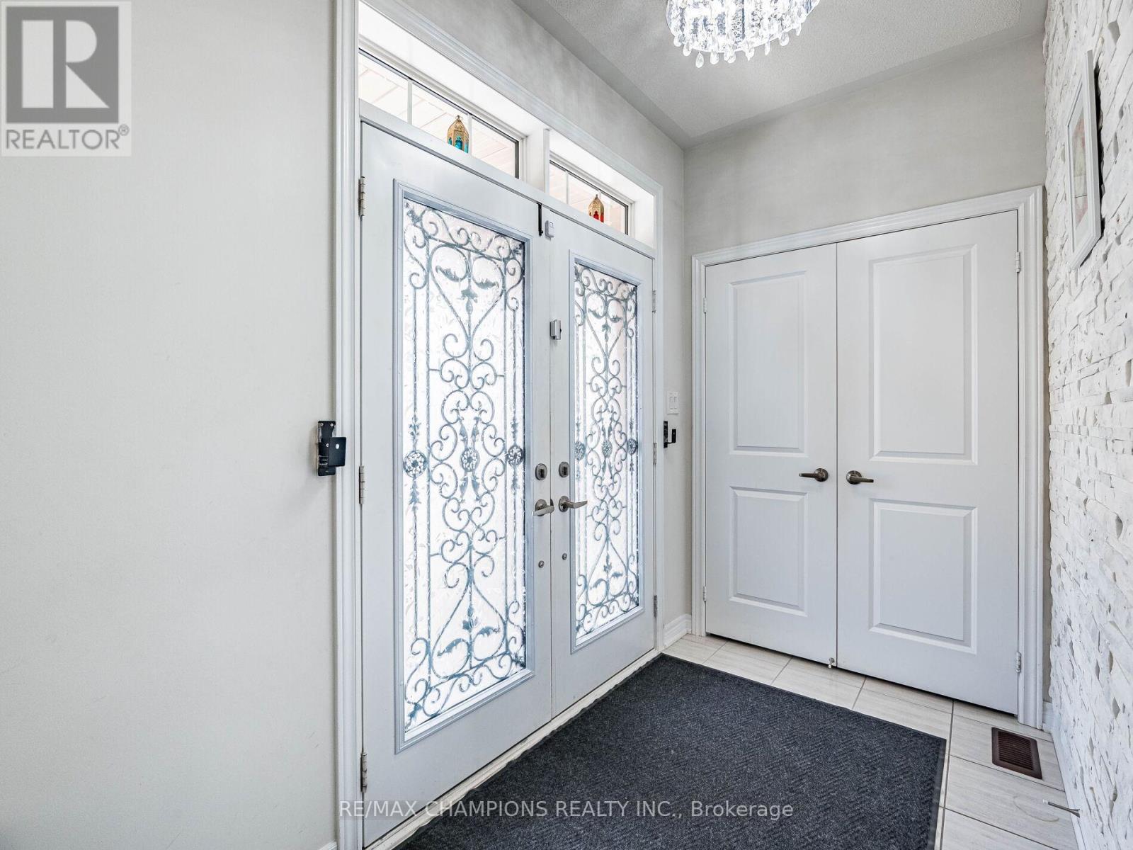 12 Fruitvale Circle, Brampton (Northwest Brampton), Ontario  L7A 5B8 - Photo 4 - W12179032