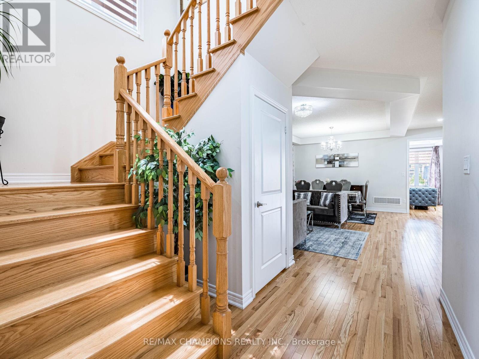 12 Fruitvale Circle, Brampton (Northwest Brampton), Ontario  L7A 5B8 - Photo 6 - W12179032