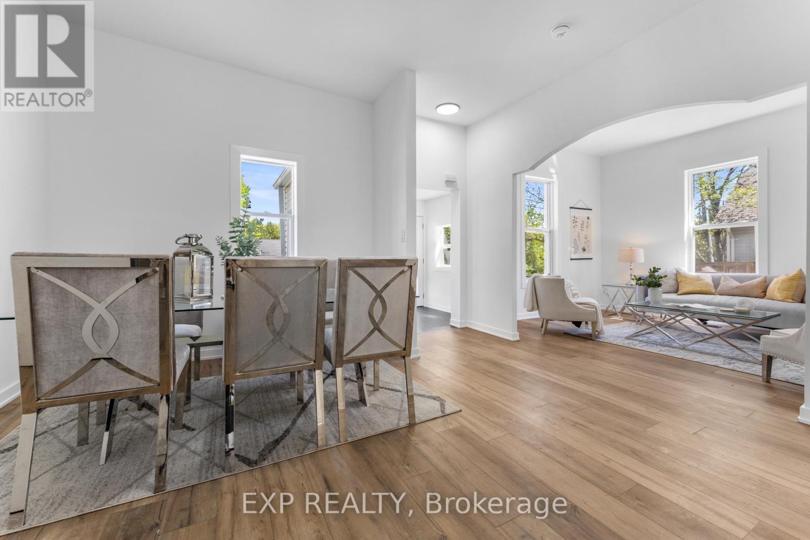 Property at 15 DUNCAN STREET E image 5