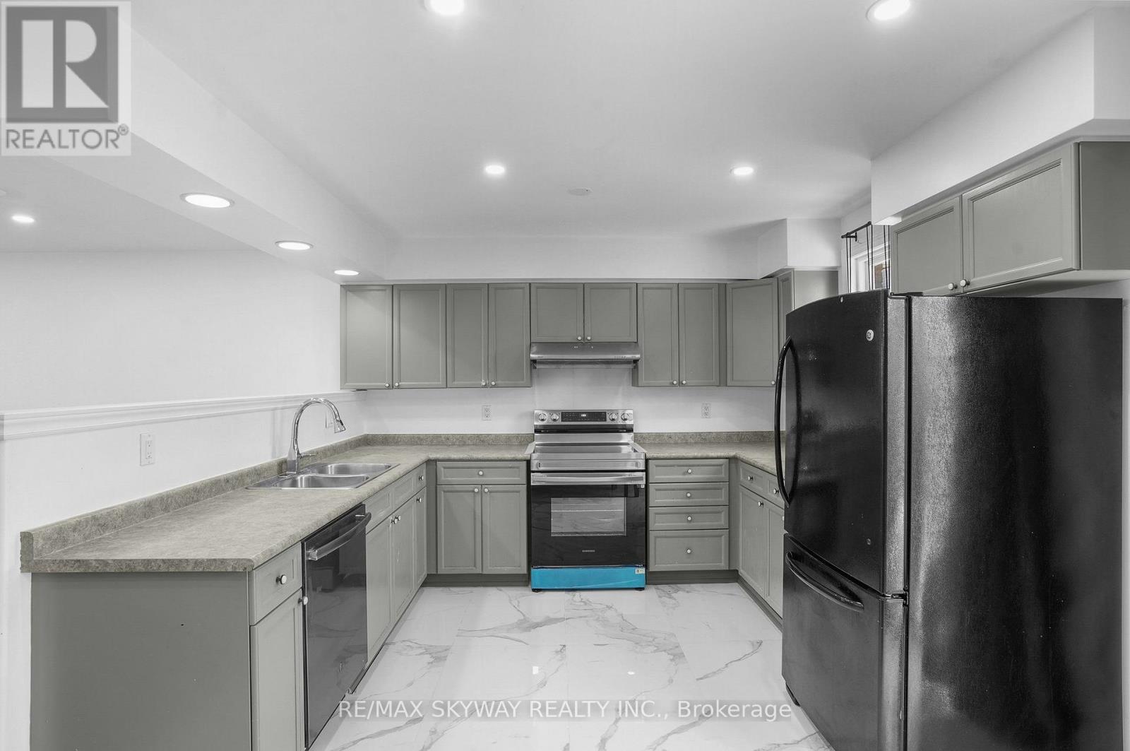 8 Bradley Lane, Brantford, Ontario  N3T 6R5 - Photo 7 - X12179065