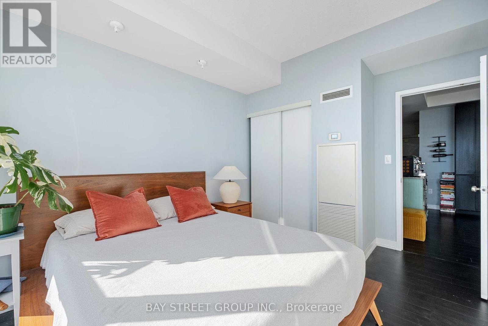 3206 - 15 Iceboat Terrace, Toronto, Ontario  M5V 4A5 - Photo 17 - C12179084