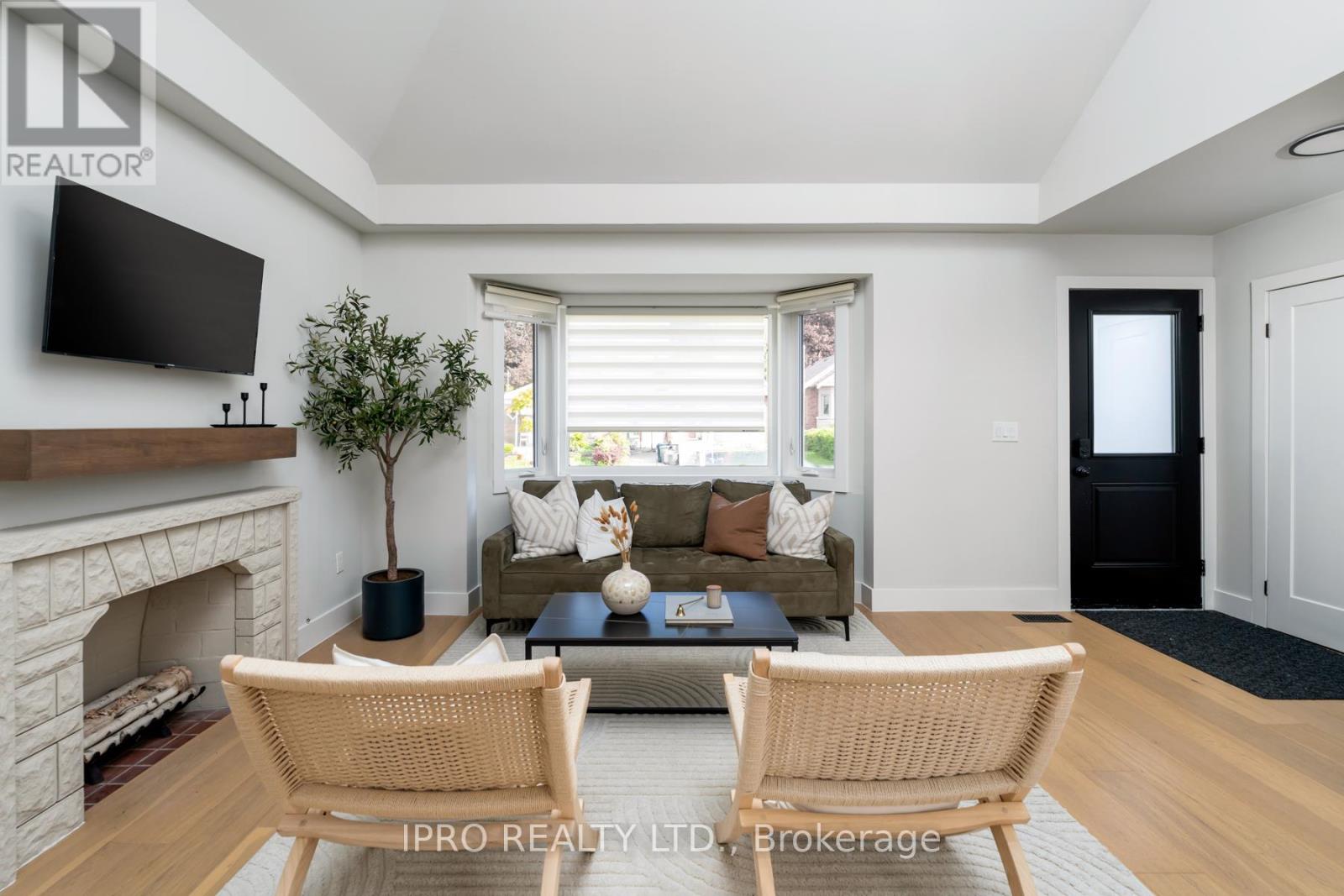259 Floyd Avenue, Toronto, Ontario  M4J 2J4 - Photo 3 - E12179090