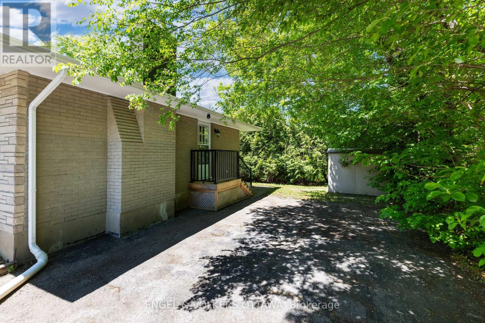 15 Majestic Drive, Ottawa, Ontario  K2G 1C5 - Photo 3 - X12179197