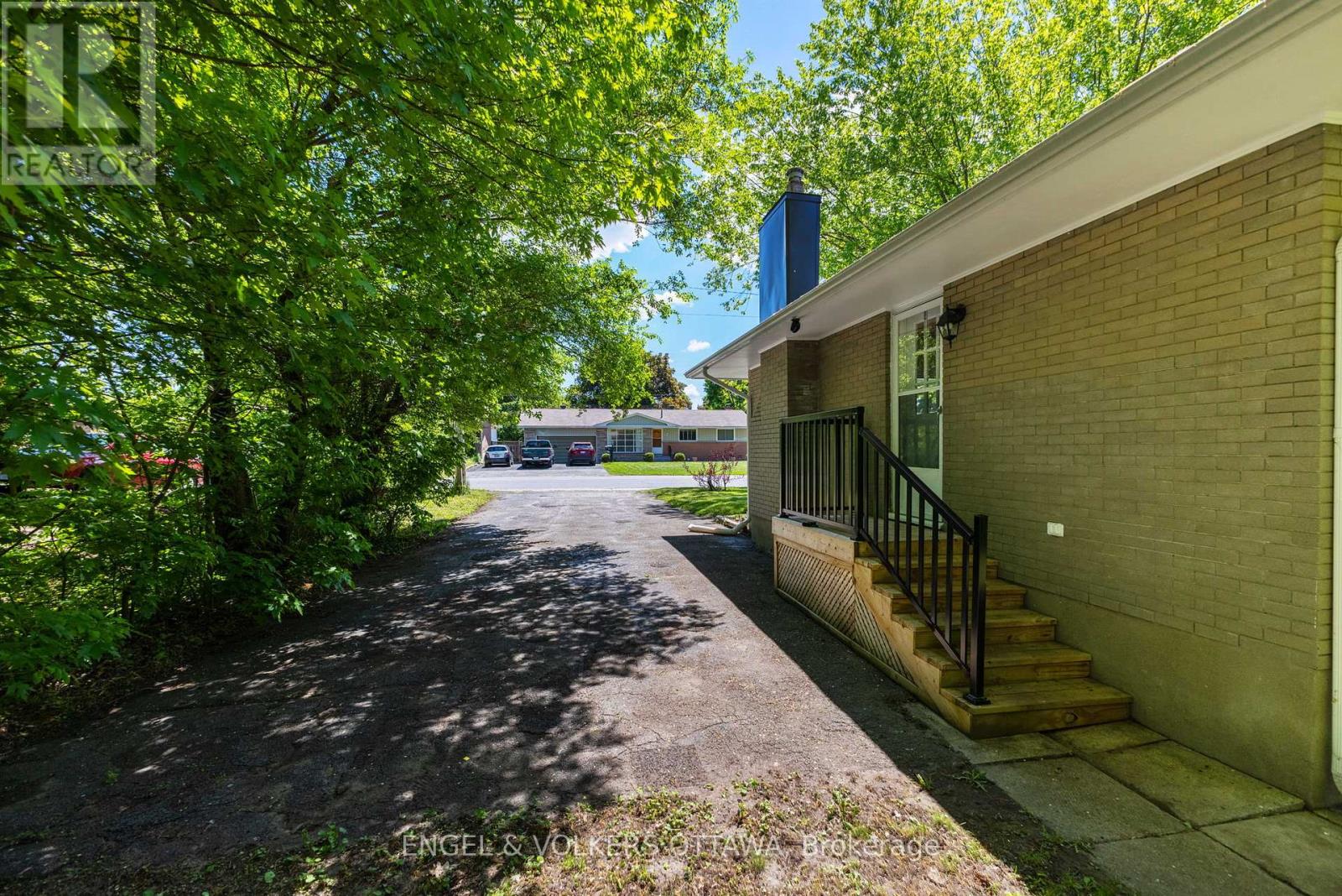 15 Majestic Drive, Ottawa, Ontario  K2G 1C5 - Photo 4 - X12179197