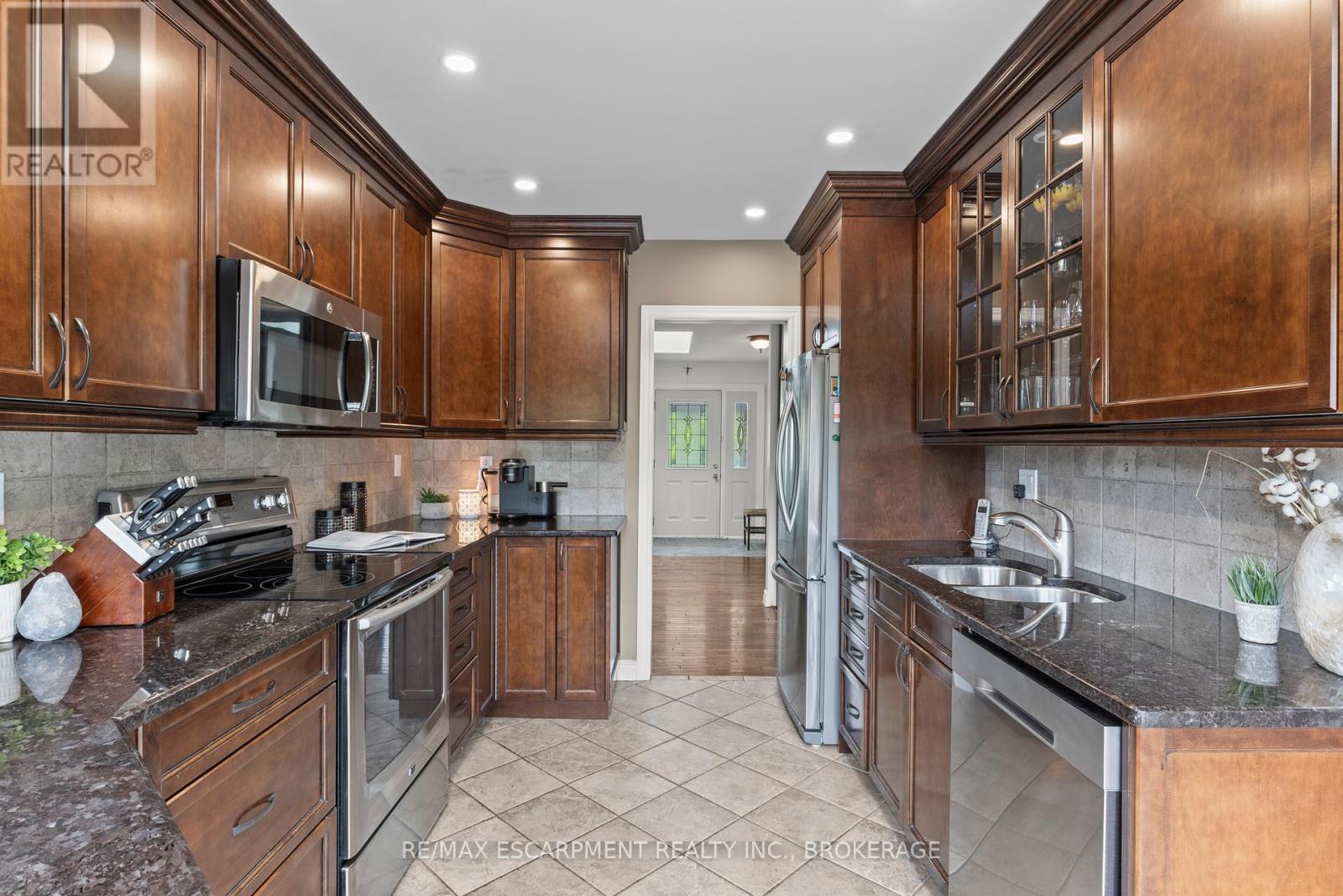 61 Seaton Place Drive, Hamilton (Stoney Creek), Ontario  L8E 4A8 - Photo 15 - X12179295
