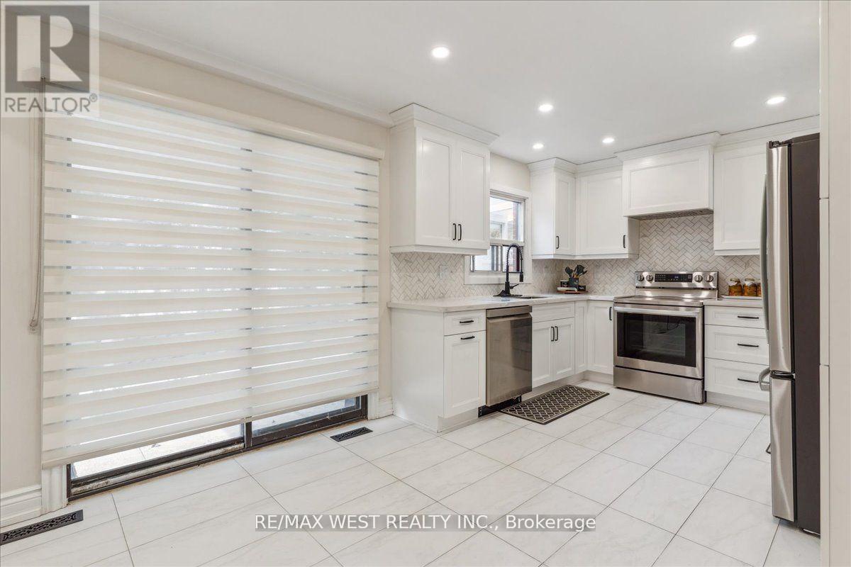 209 Louis Drive, Mississauga (Cooksville), Ontario  L5B 2V5 - Photo 5 - W12179099