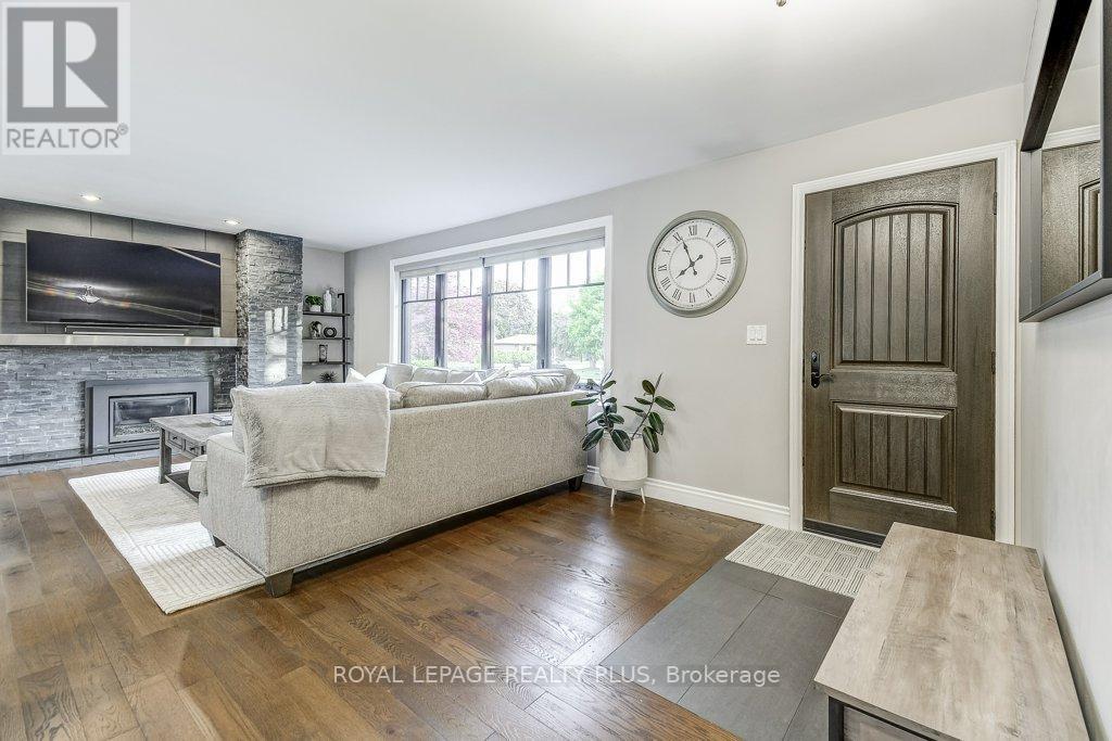 741 George Street, Burlington (Brant), Ontario  L7R 2V8 - Photo 3 - W12179136