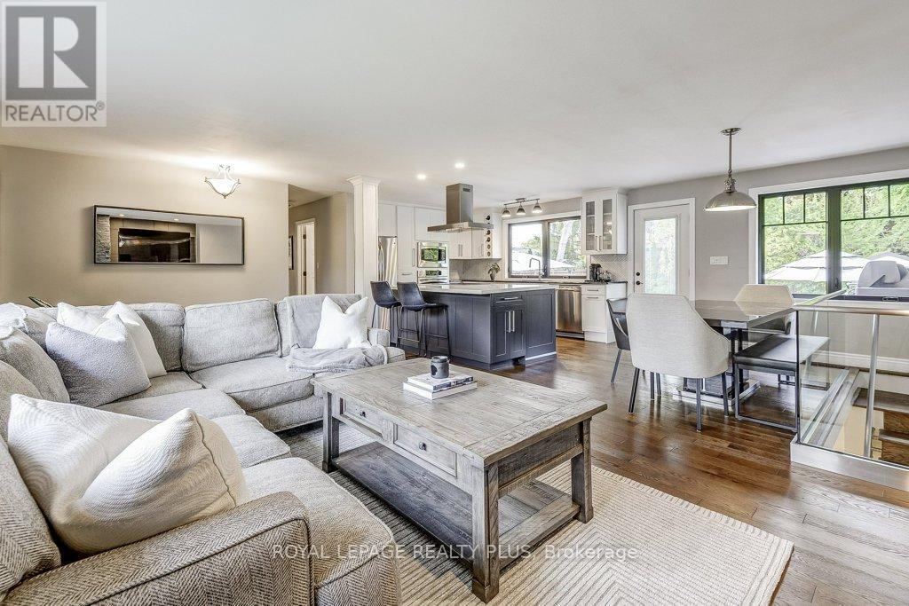 741 George Street, Burlington (Brant), Ontario  L7R 2V8 - Photo 6 - W12179136
