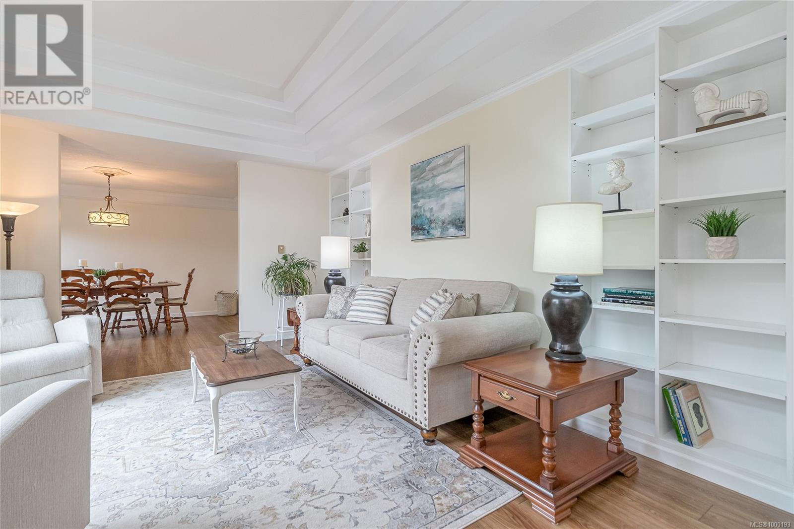 Property at 600 Nassau Cres image 3