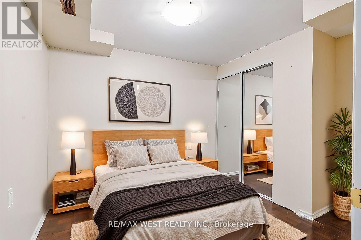 209 Louis Drive, Mississauga (Cooksville), Ontario  L5B 2V5 - Photo 12 - W12179099