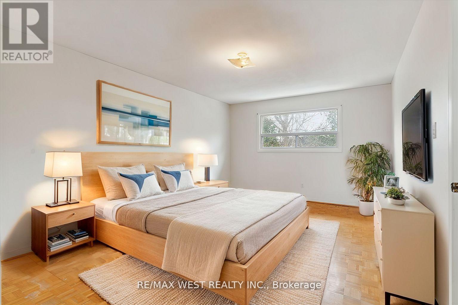209 Louis Drive, Mississauga (Cooksville), Ontario  L5B 2V5 - Photo 8 - W12179099