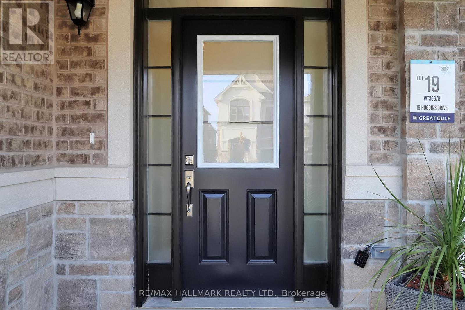 16 Huggins Drive, Whitby, Ontario  L1P 0N4 - Photo 6 - E12179272