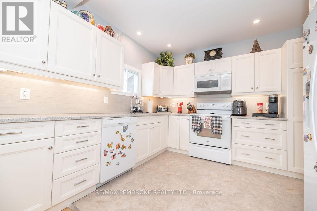 10 Wolfe Avenue, Deep River, Ontario  K0J 1P0 - Photo 15 - X12179319
