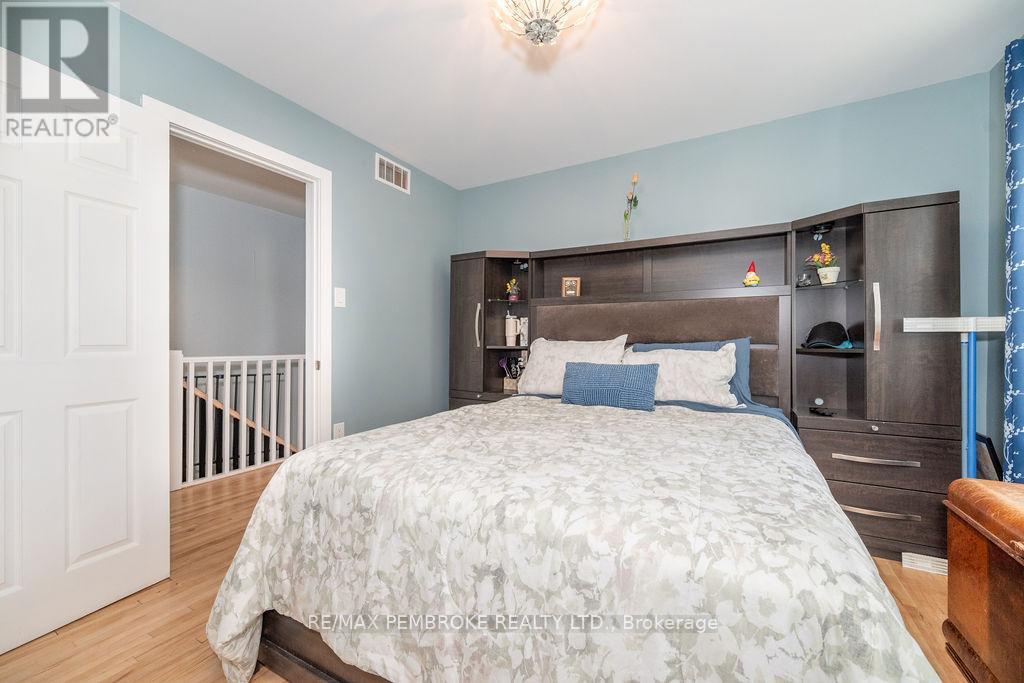 10 Wolfe Avenue, Deep River, Ontario  K0J 1P0 - Photo 22 - X12179319