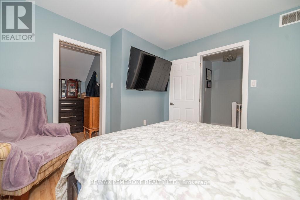 10 Wolfe Avenue, Deep River, Ontario  K0J 1P0 - Photo 23 - X12179319