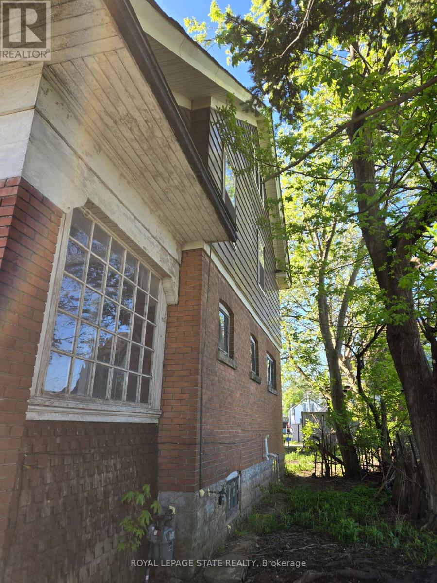 4624 Huron Street, Niagara Falls (Downtown), Ontario  L2E 2H5 - Photo 5 - X12179152