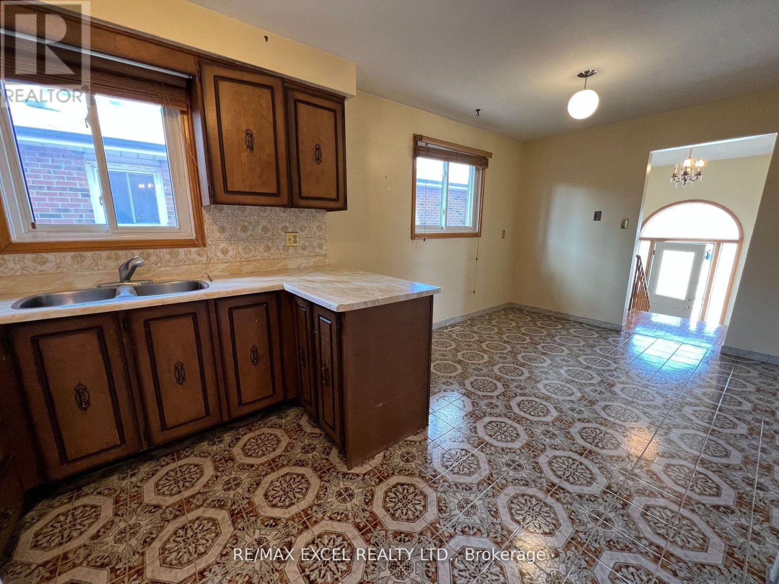 Upper - 71 Hickorynut Drive, Toronto, Ontario  M2J 4W6 - Photo 11 - C12106511