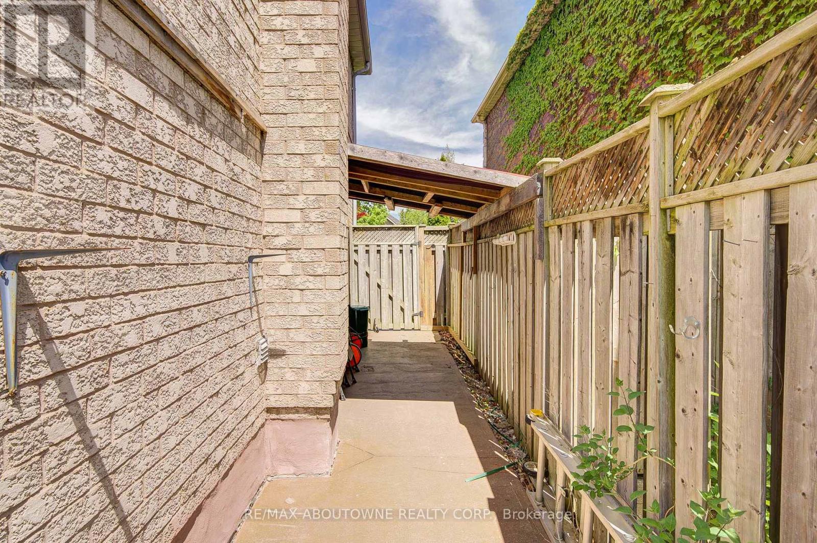 318 Northwood Drive, Oakville, Ontario  L6M 1M7 - Photo 33 - W12178879