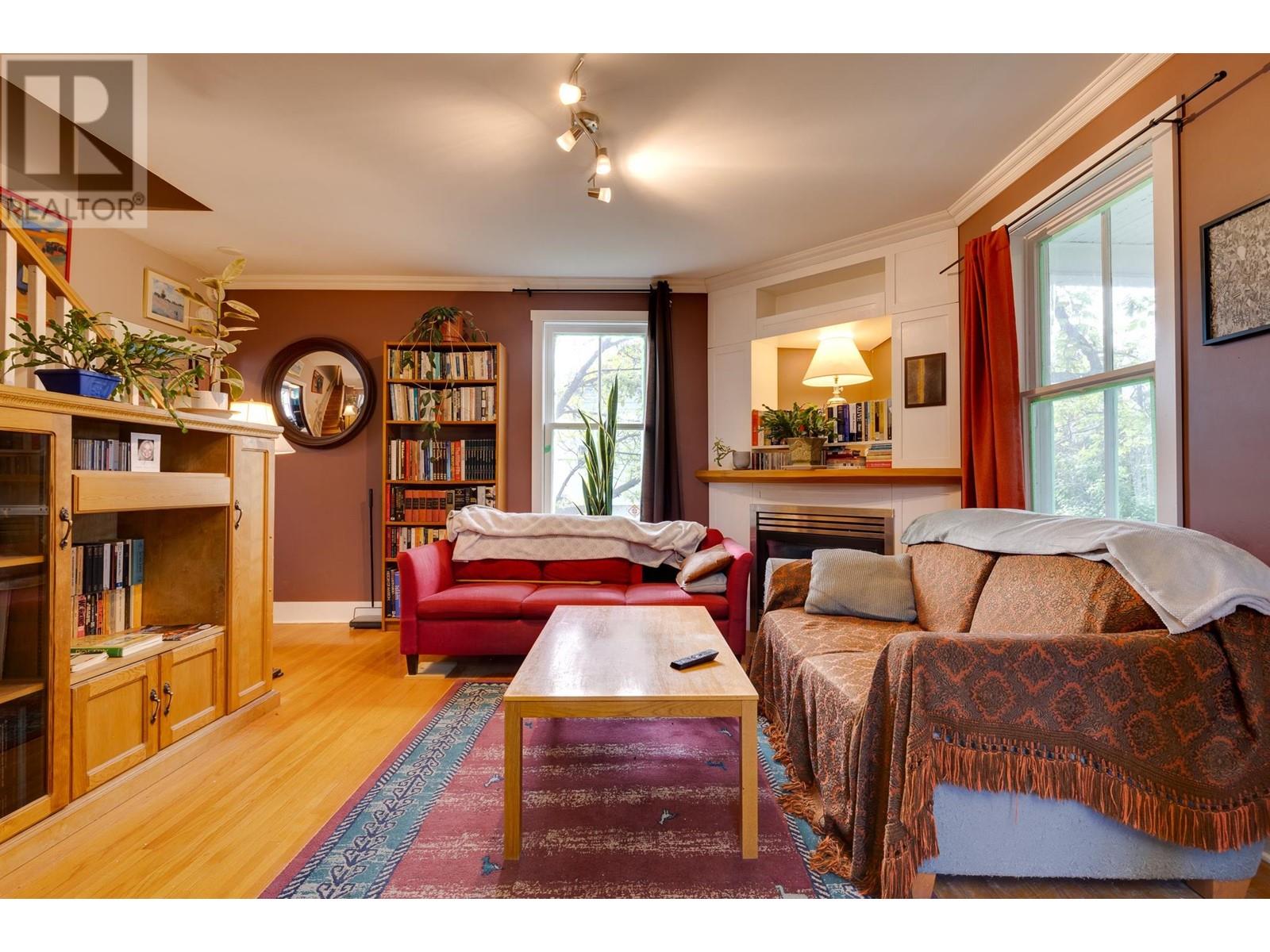 Property at 1684 5TH AVENUE image 3