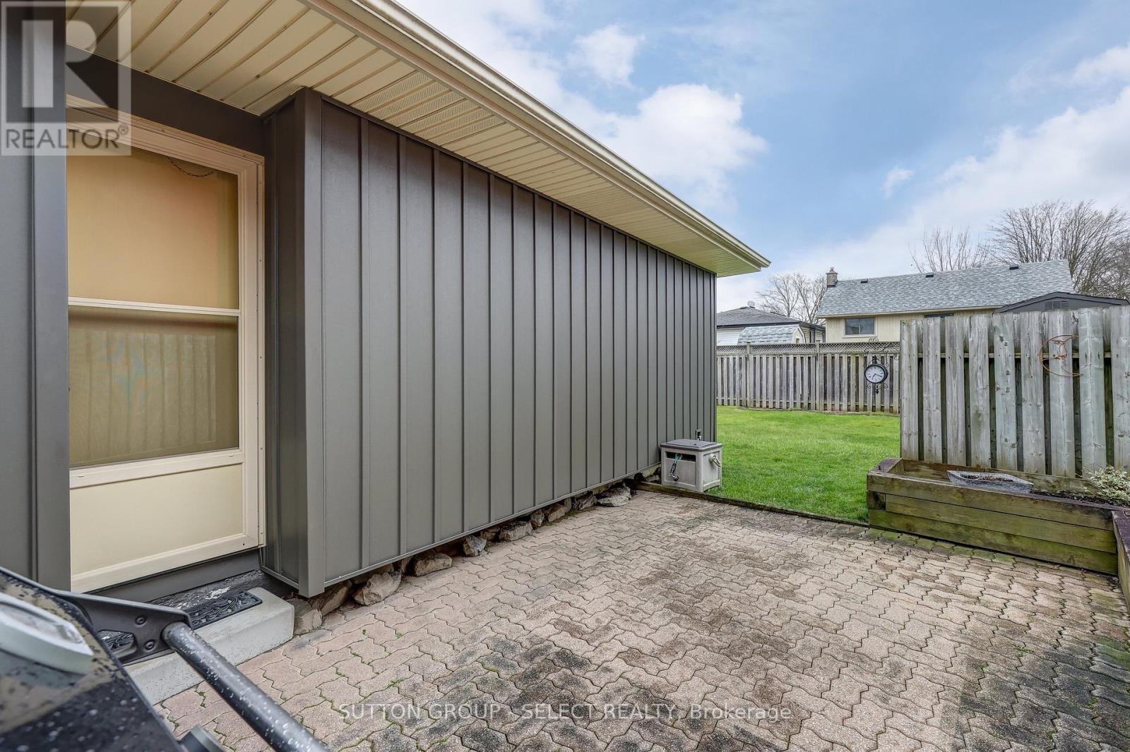11 Tumbleweed Crescent, London South, Ontario  N6E 2N5 - Photo 38 - X12179475