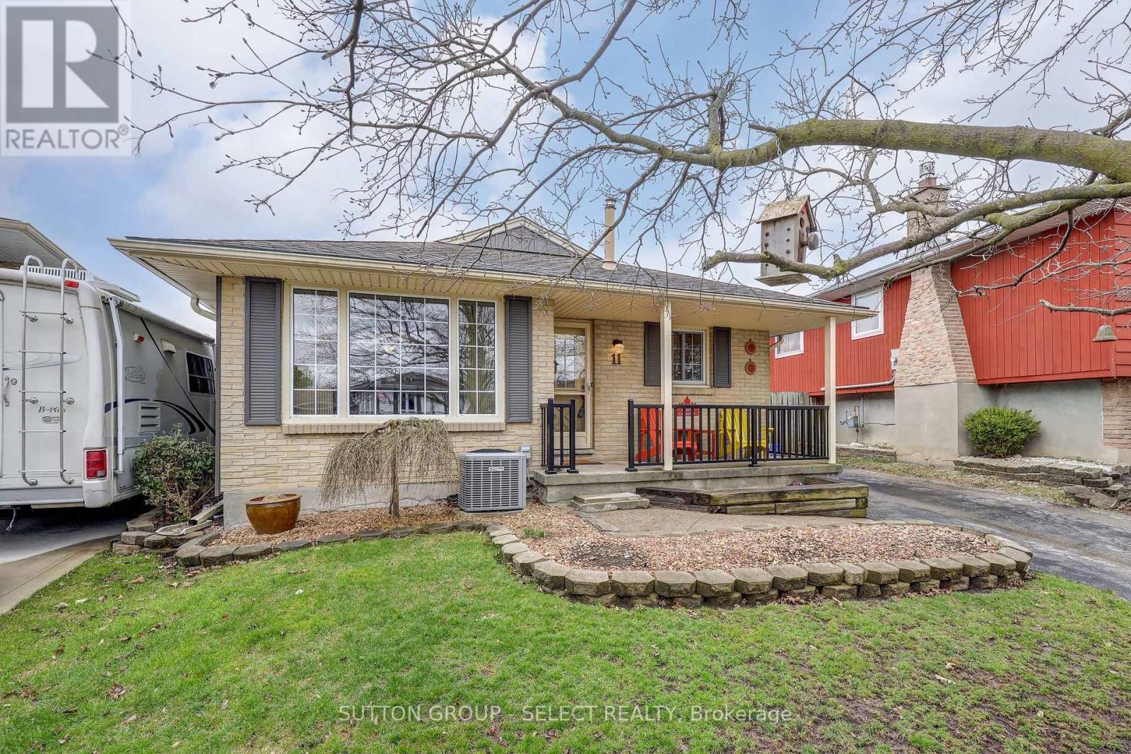 11 Tumbleweed Crescent, London South, Ontario  N6E 2N5 - Photo 4 - X12179475
