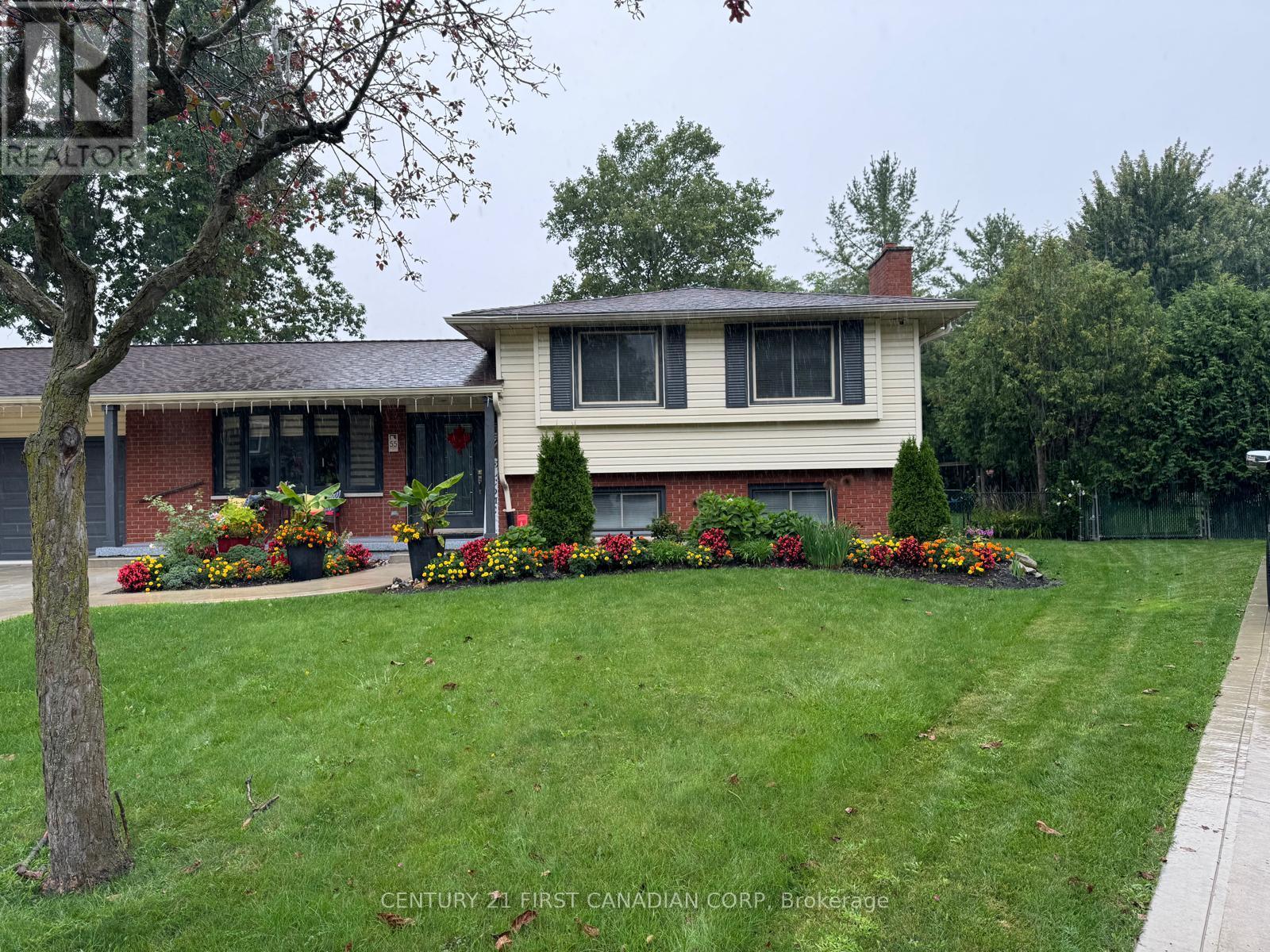 55 St Lawrence Place, London South, Ontario  N6J 2G4 - Photo 2 - X12179512