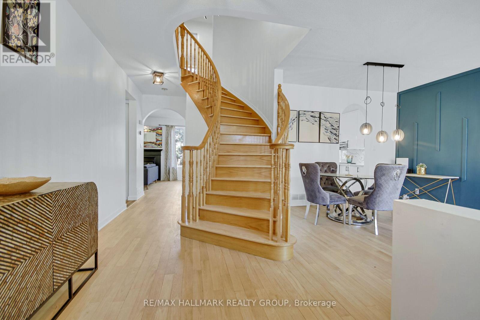 206 Annapolis Circle, Ottawa, Ontario  K1V 1Y9 - Photo 2 - X12179437