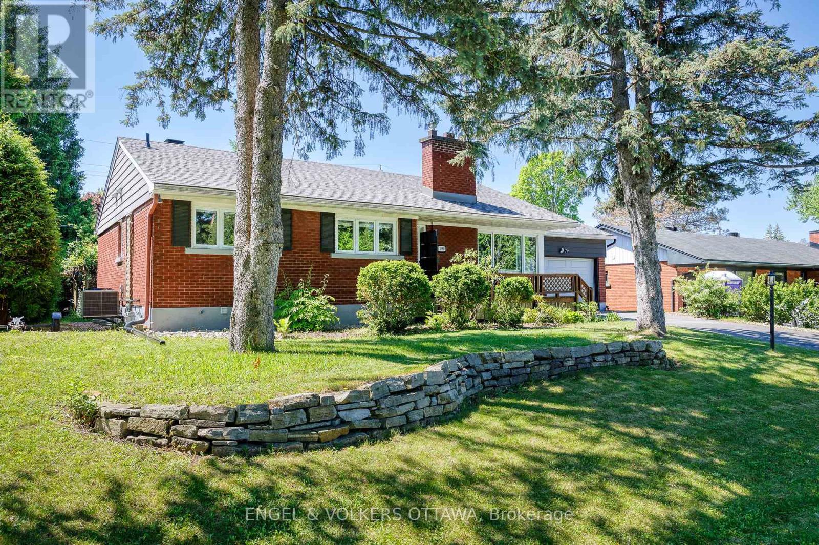 190 Crestview Road, Ottawa, Ontario  K1H 5G2 - Photo 4 - X12179506