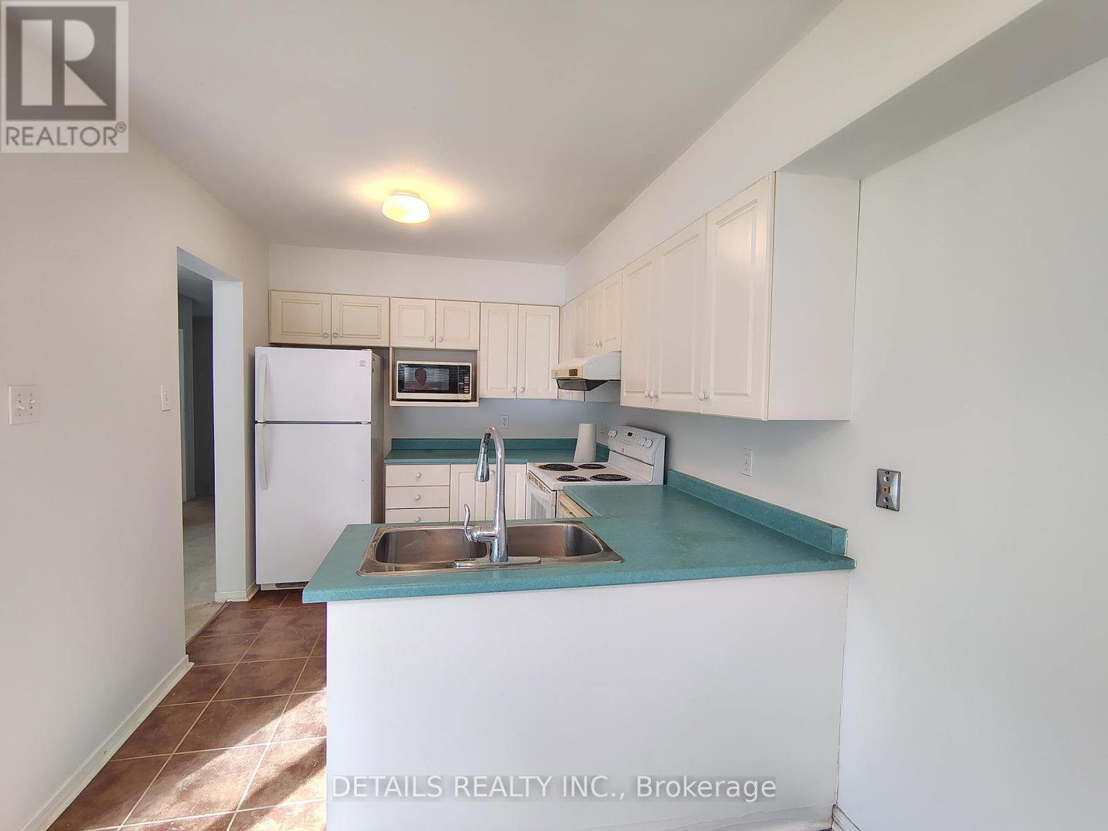 30 Hodgson Court, Ottawa, Ontario  K2K 2T4 - Photo 4 - X12179530