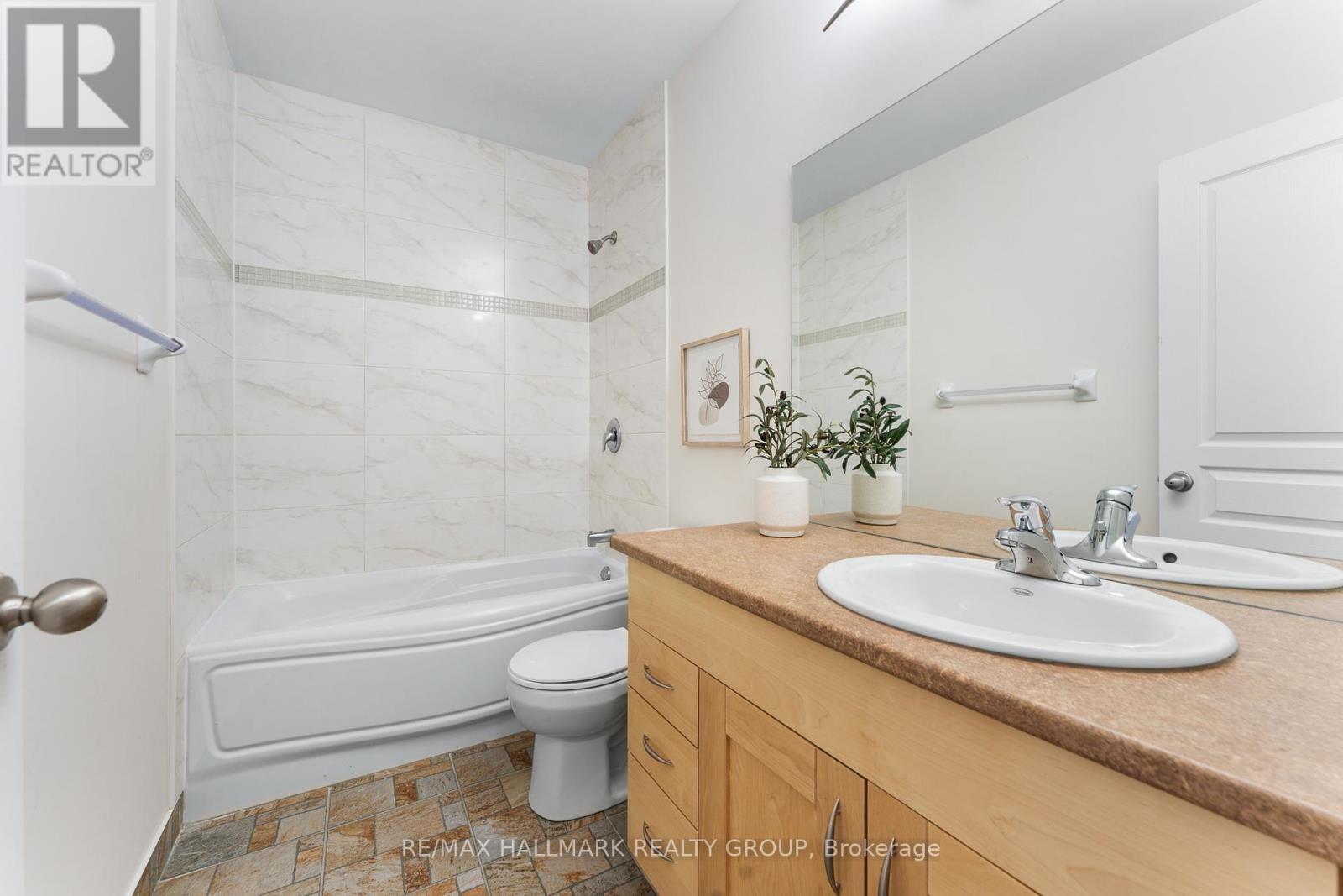 118 Brilia Private, Ottawa, Ontario  K1J 0B7 - Photo 20 - X12179537
