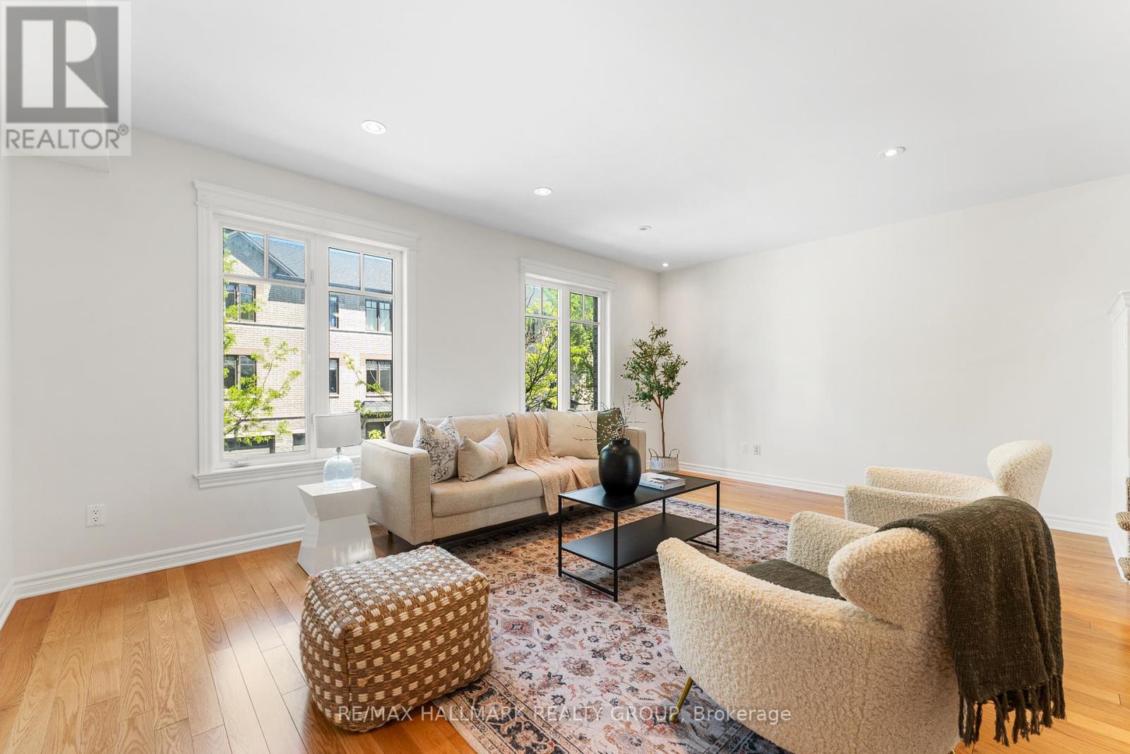 118 Brilia Private, Ottawa, Ontario  K1J 0B7 - Photo 4 - X12179537