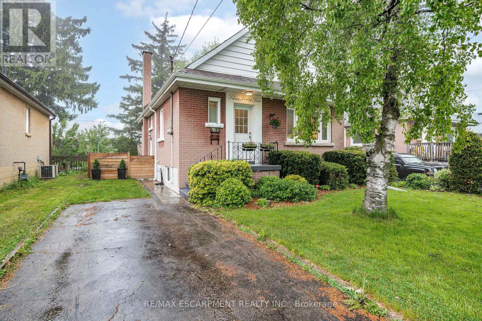 342 East 15th Street, Hamilton, Ontario  L9A 4G5 - Photo 2 - X12165532