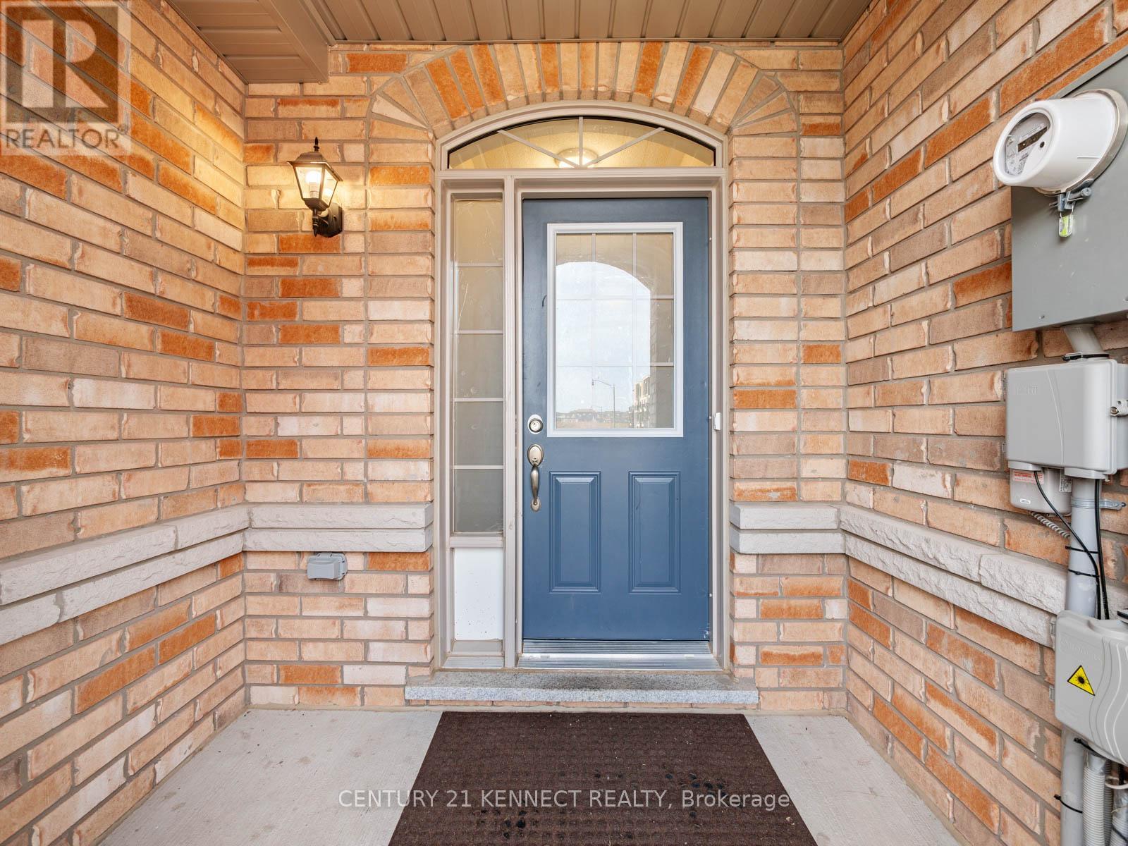 49 Finegan Circle, Brampton, Ontario  L7A 0B7 - Photo 2 - W12179383