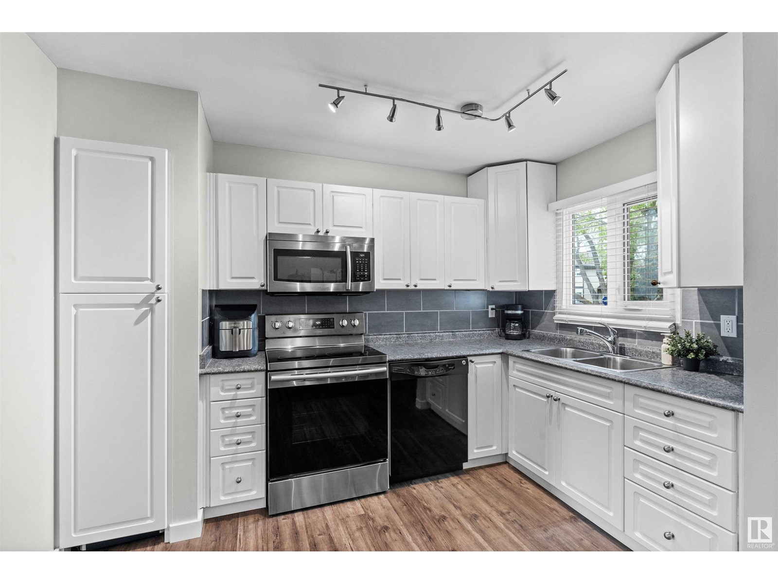 Property at 776 CLAREVIEW RD NW image 4