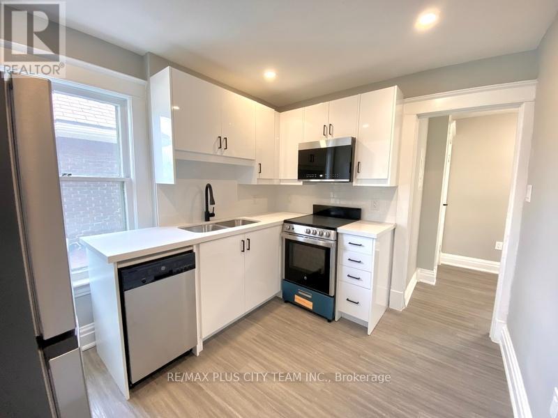 2 - 953 Montclair Avenue, Hamilton, Ontario  L8M 2E3 - Photo 2 - X12179340