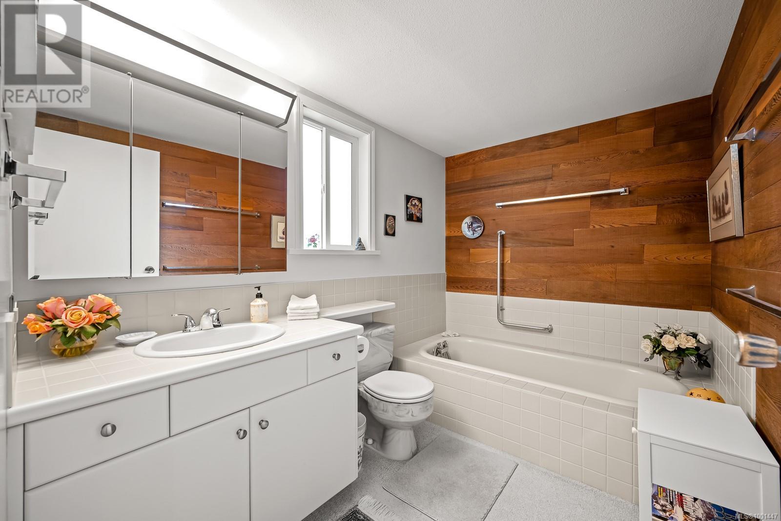 Property at 2376 Seabank Rd image 3
