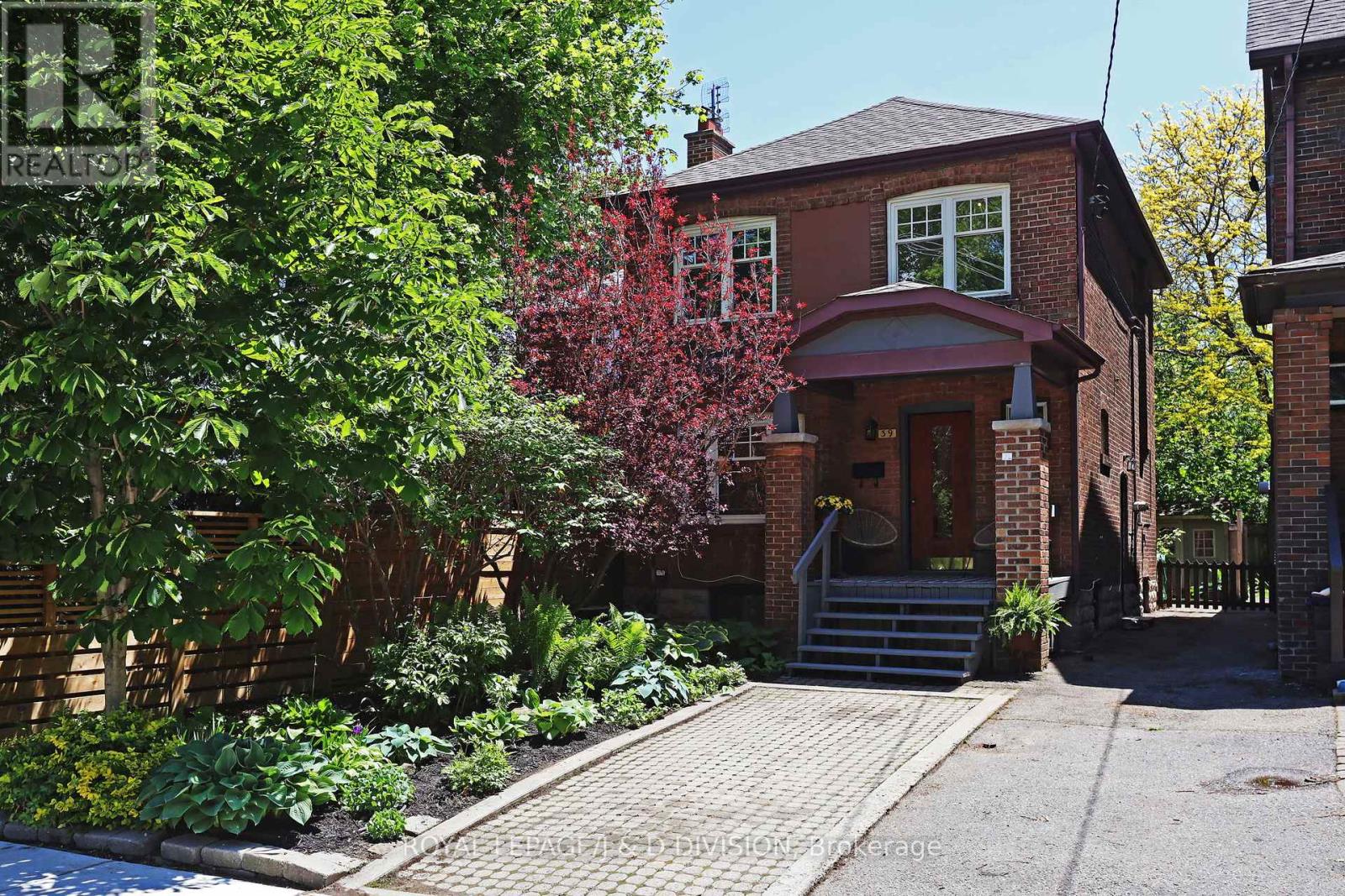 <div class="slider-price">$1,479,000</div><p>39 Tilson Road, Toronto, Ontario</p>