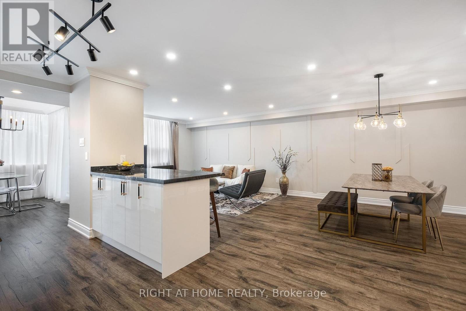 301 - 30 Harding Boulevard W, Richmond Hill, Ontario  L4C 9M3 - Photo 2 - N12179438